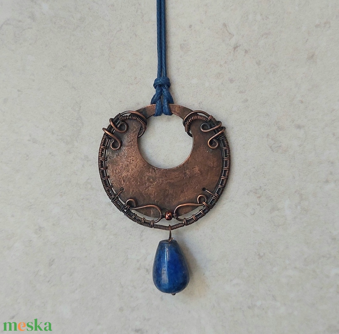 Vörösréz nyaklánc lápis lazuli ásvánnyal - ékszer - nyaklánc - medálos nyaklánc - Meska.hu