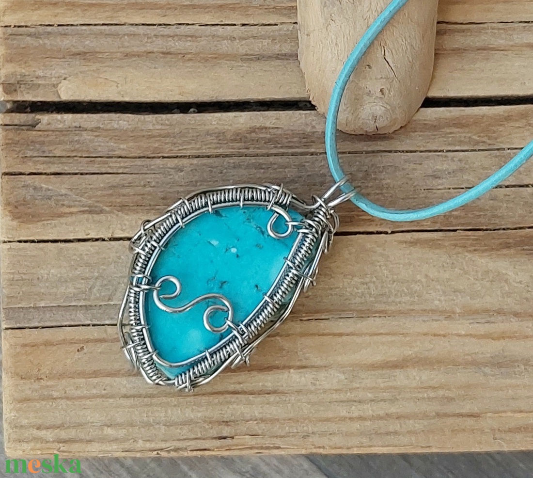 Acél drótékszer türkiz ásványkővel - ékszer - nyaklánc - medálos nyaklánc - Meska.hu