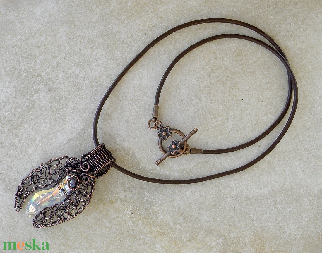 Horgolt vörösréz nyaklánc swarovski kristállyal - ékszer - nyaklánc - medálos nyaklánc - Meska.hu