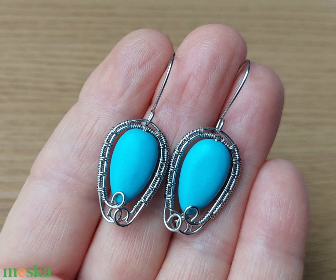 Acél drót fülbevaló türkiz ásvány kövekkel - ékszer - fülbevaló - lógó fülbevaló - Meska.hu