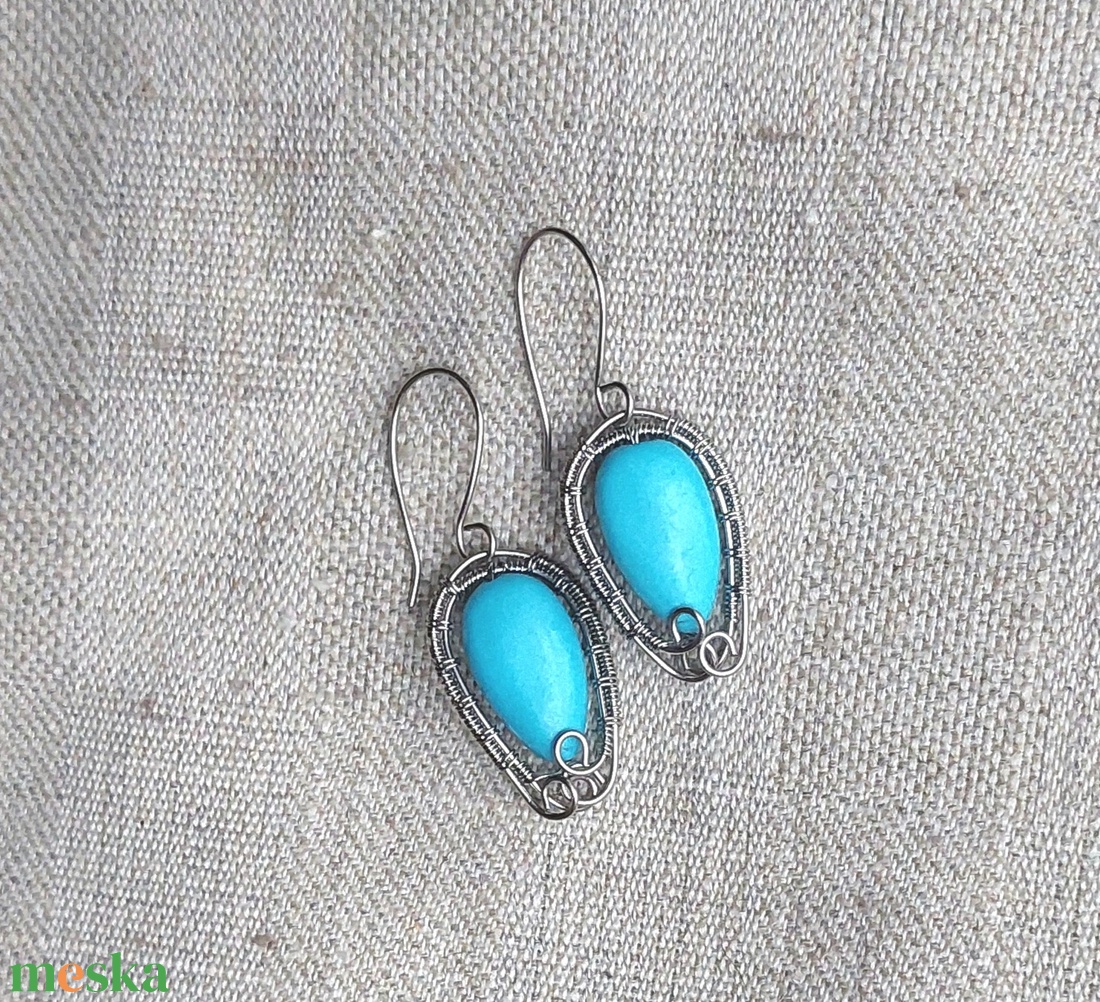 Acél drót fülbevaló türkiz ásvány kövekkel - ékszer - fülbevaló - lógó fülbevaló - Meska.hu