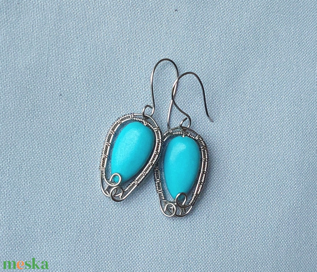 Acél drót fülbevaló türkiz ásvány kövekkel - ékszer - fülbevaló - lógó fülbevaló - Meska.hu