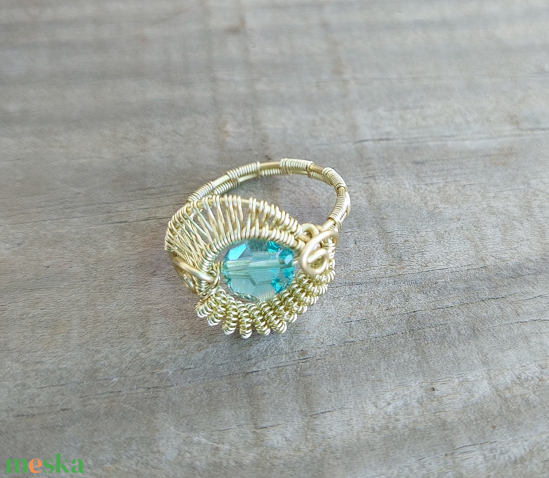 Türkiz színű swarovski drót gyűrű - ékszer - gyűrű - szoliter gyűrű - Meska.hu