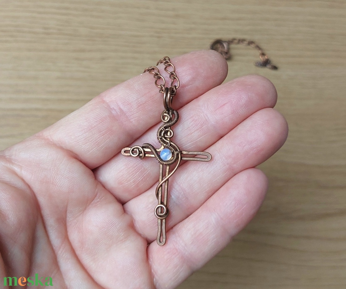 Vörösréz kereszt nyaklánc opalit kővel - ékszer - nyaklánc - medálos nyaklánc - Meska.hu