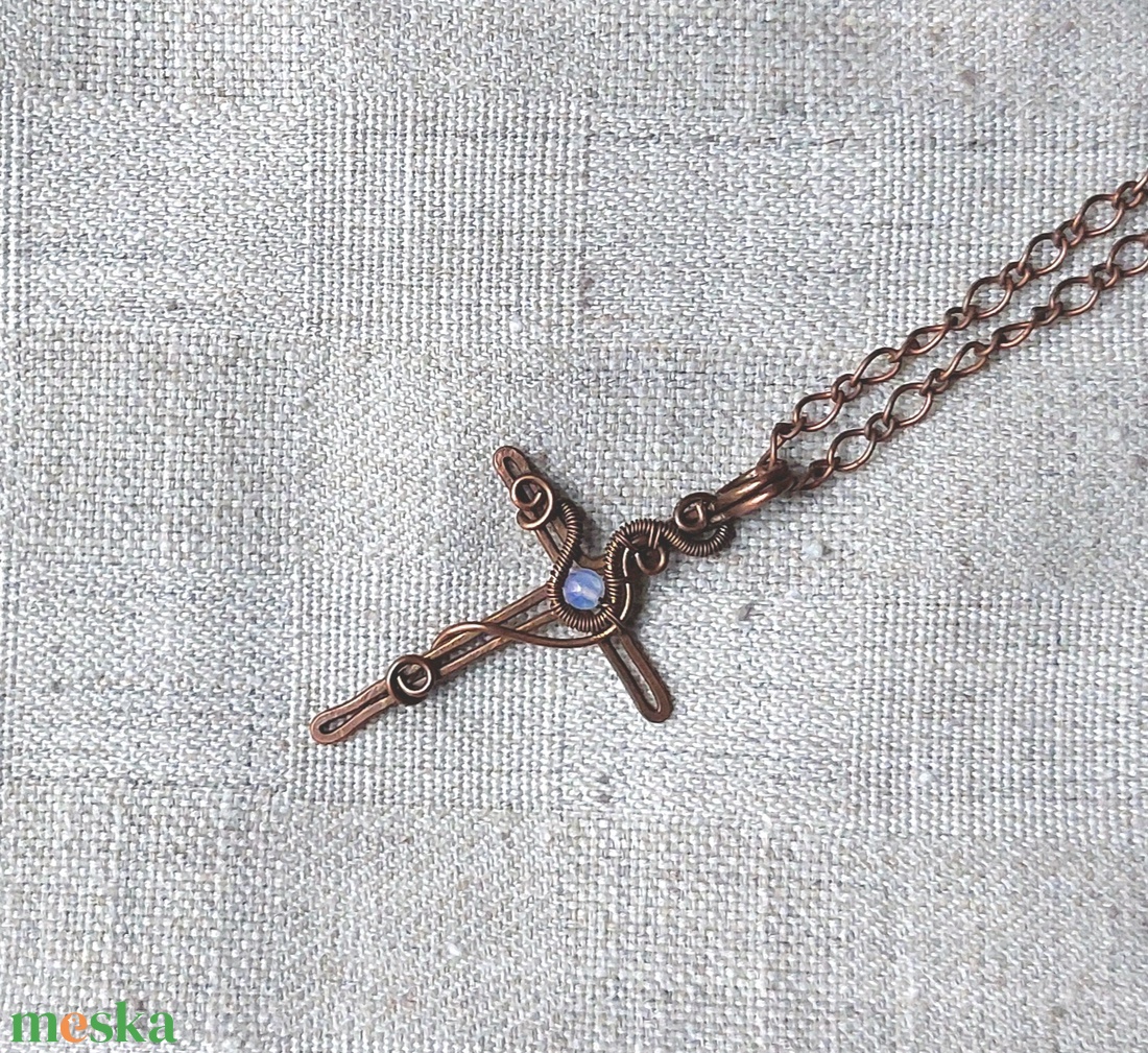 Vörösréz kereszt nyaklánc opalit kővel - ékszer - nyaklánc - medálos nyaklánc - Meska.hu