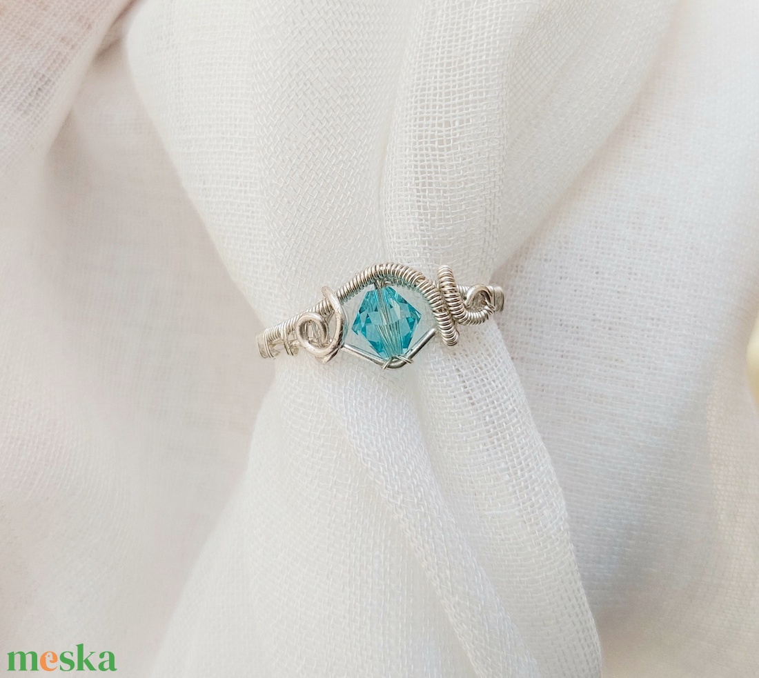 Ezüstözött drót gyűrű swarovski kristállyal - ékszer - gyűrű - szoliter gyűrű - Meska.hu