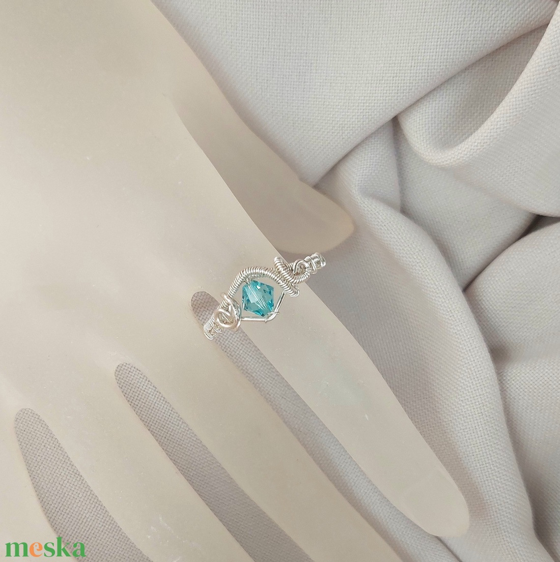 Ezüstözött drót gyűrű swarovski kristállyal - ékszer - gyűrű - szoliter gyűrű - Meska.hu