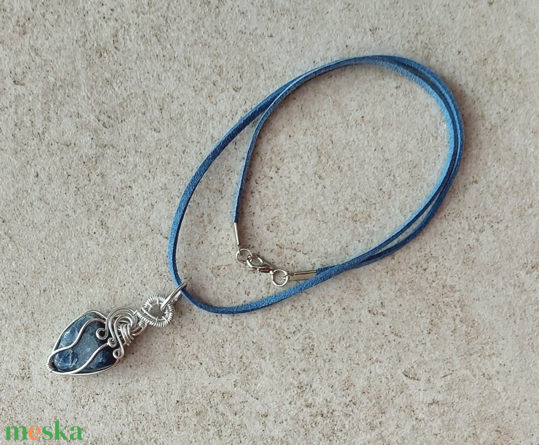 Alumínium nyaklánc szodalit ásvánnyal - ékszer - nyaklánc - medálos nyaklánc - Meska.hu