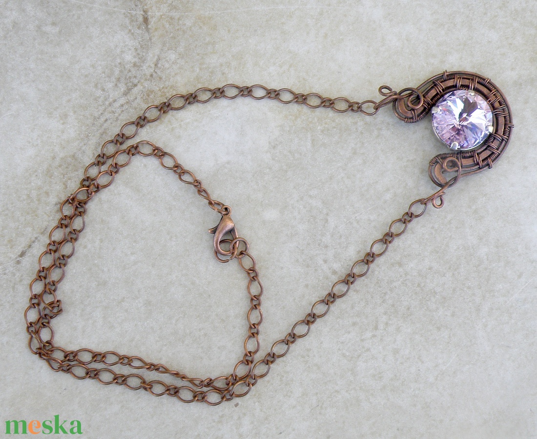 Vörösréz nyaklánc világos lila swarovski kristállyal - ékszer - nyaklánc - medálos nyaklánc - Meska.hu