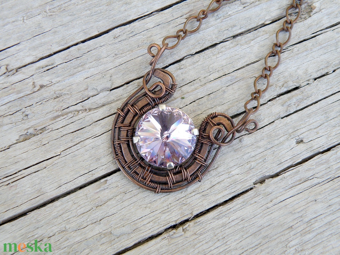 Vörösréz nyaklánc világos lila swarovski kristállyal - ékszer - nyaklánc - medálos nyaklánc - Meska.hu
