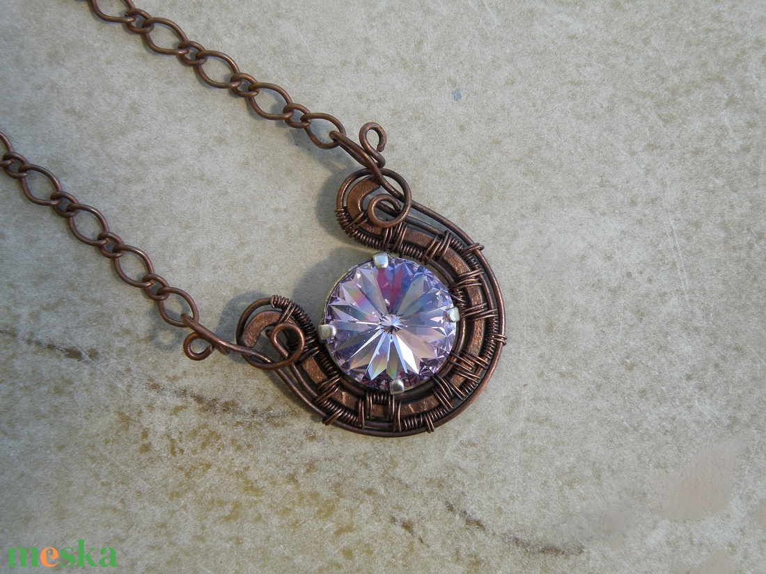 Vörösréz nyaklánc világos lila swarovski kristállyal - ékszer - nyaklánc - medálos nyaklánc - Meska.hu