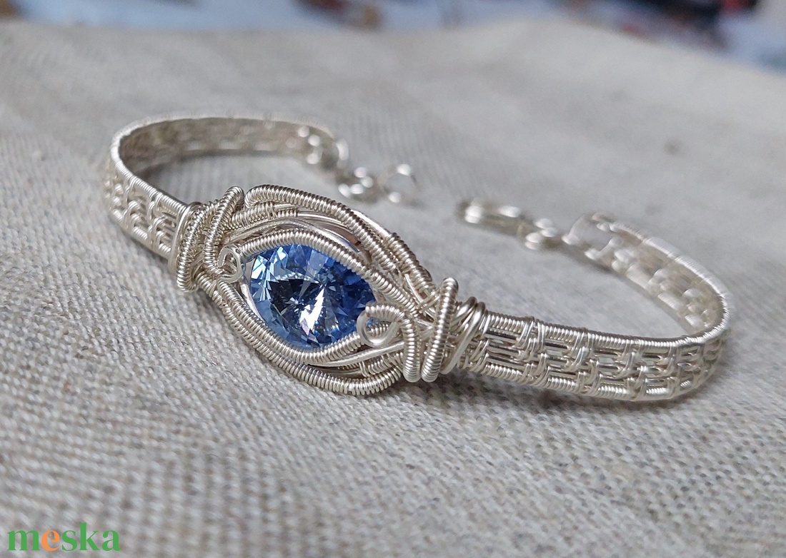 Drót karkötő kék swarovskival - ékszer - karkötő - karperec - Meska.hu