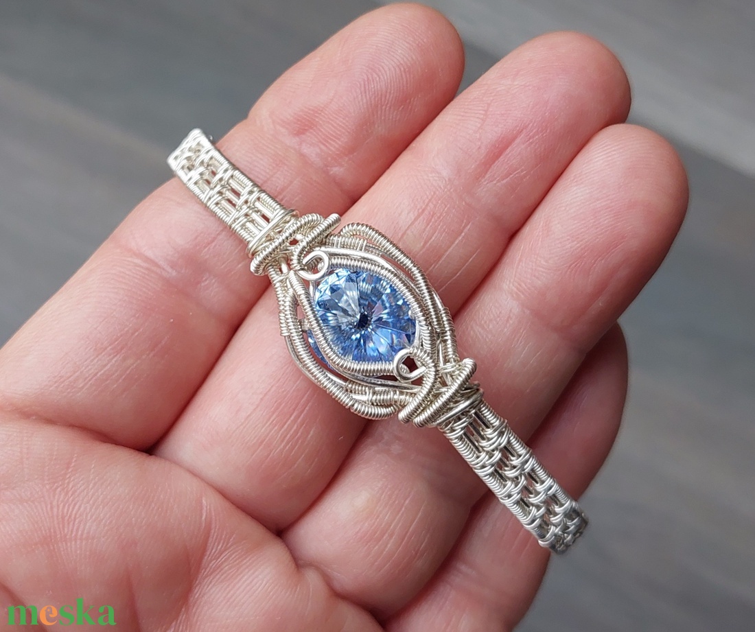 Drót karkötő kék swarovskival - ékszer - karkötő - karperec - Meska.hu