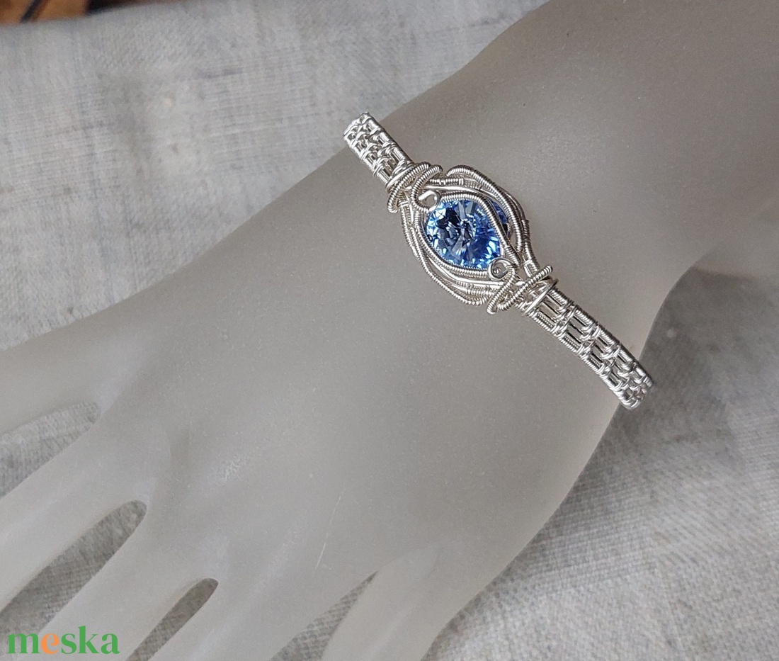 Drót karkötő kék swarovskival - ékszer - karkötő - karperec - Meska.hu