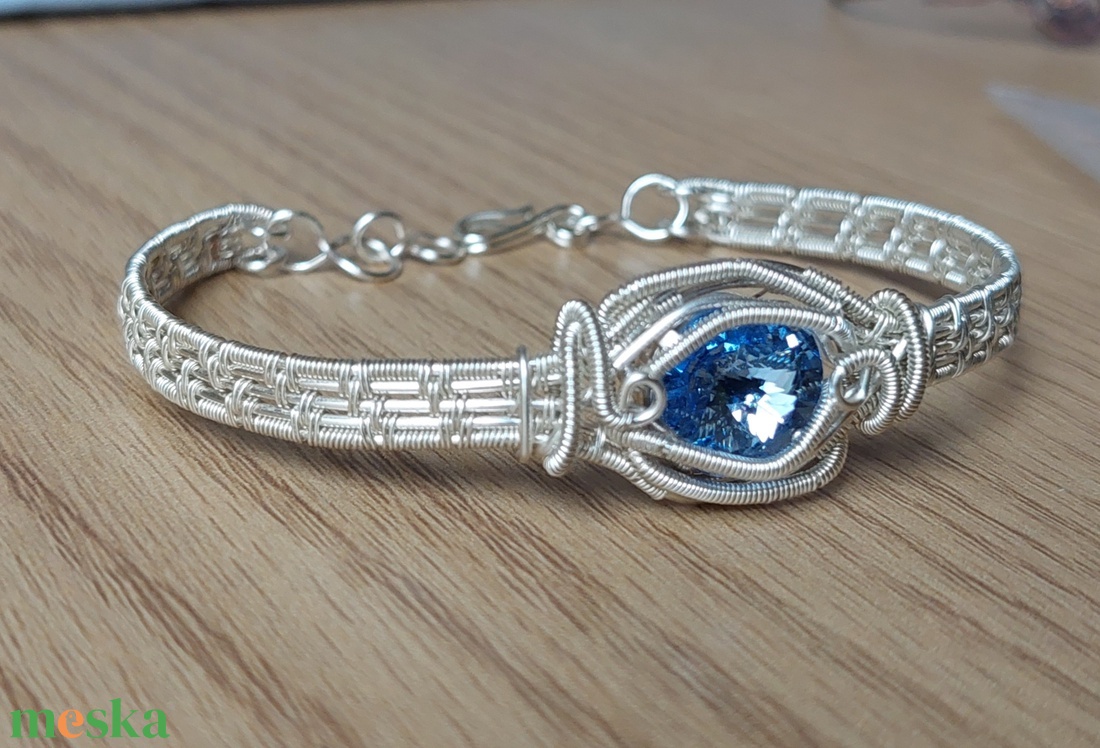 Drót karkötő kék swarovskival - ékszer - karkötő - karperec - Meska.hu