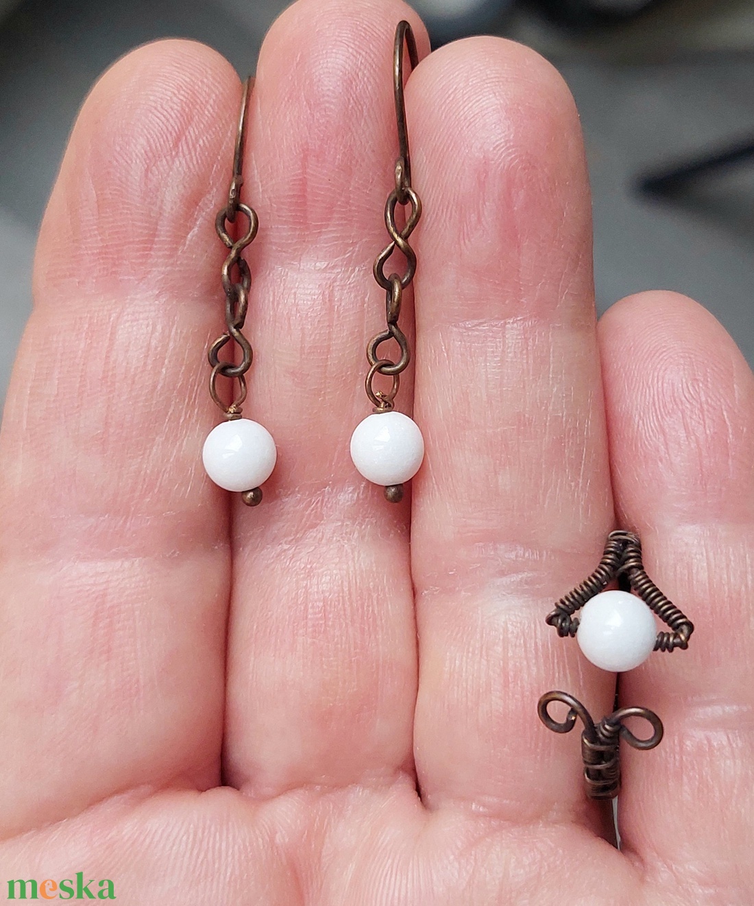 Vörösréz drótékszer szett fehér jáde kövekkel - ékszer - ékszerszett - Meska.hu