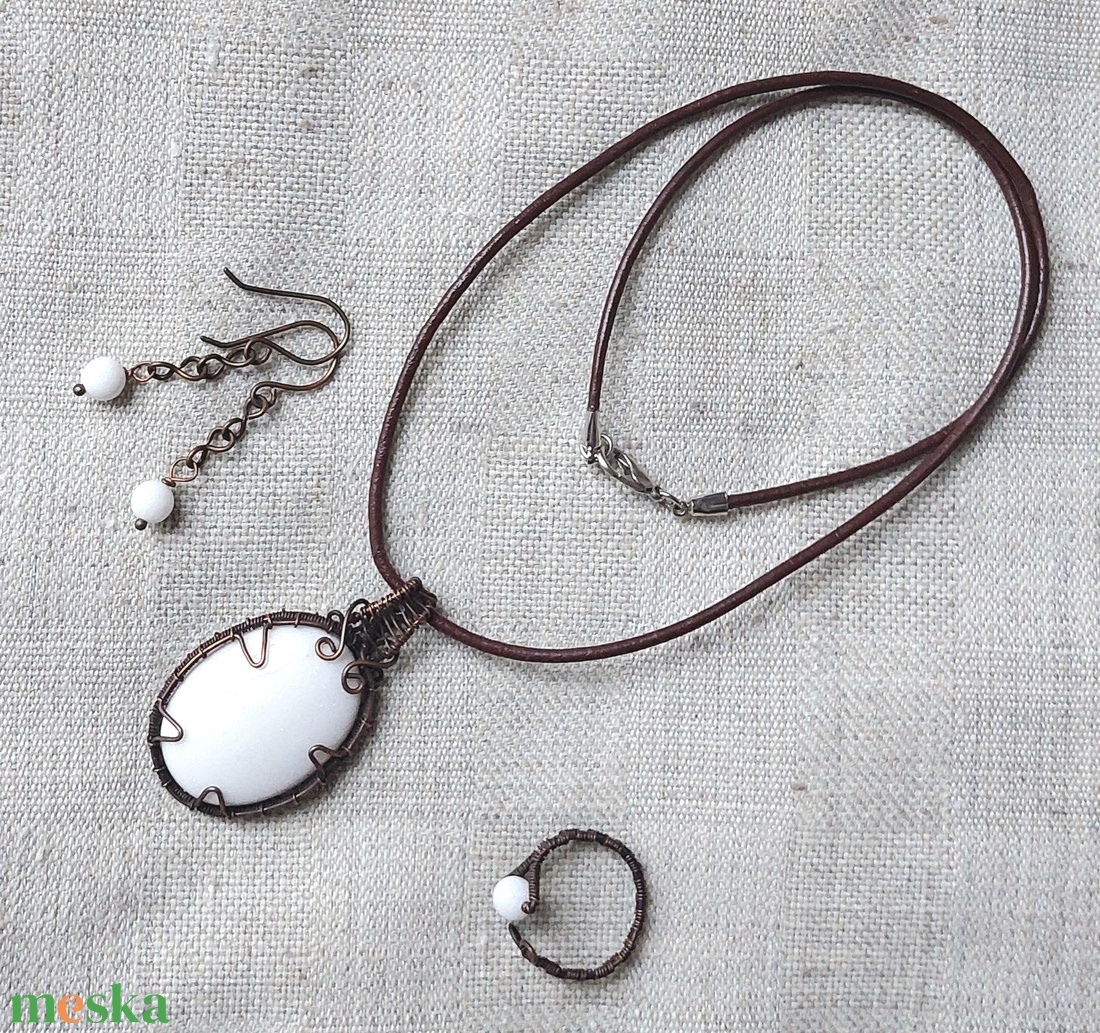 Vörösréz drótékszer szett fehér jáde kövekkel - ékszer - ékszerszett - Meska.hu