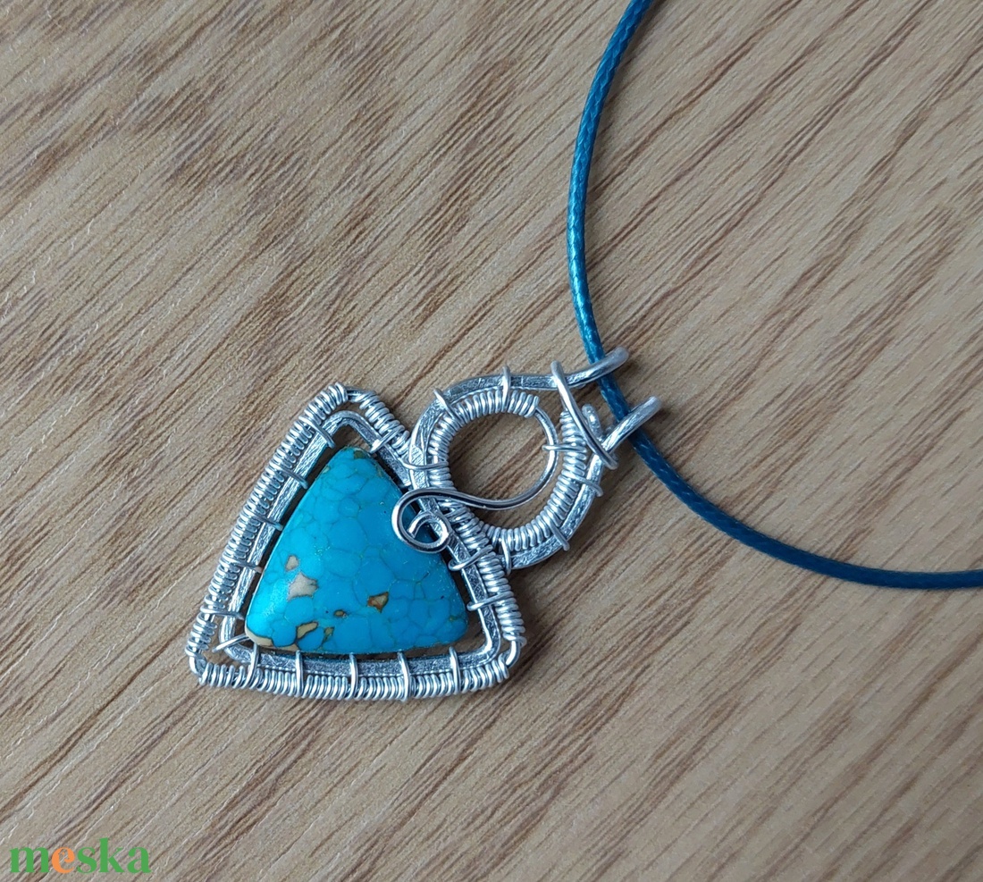 Türkiz kaboson alumínium drótba foglalva - ékszer - nyaklánc - medálos nyaklánc - Meska.hu