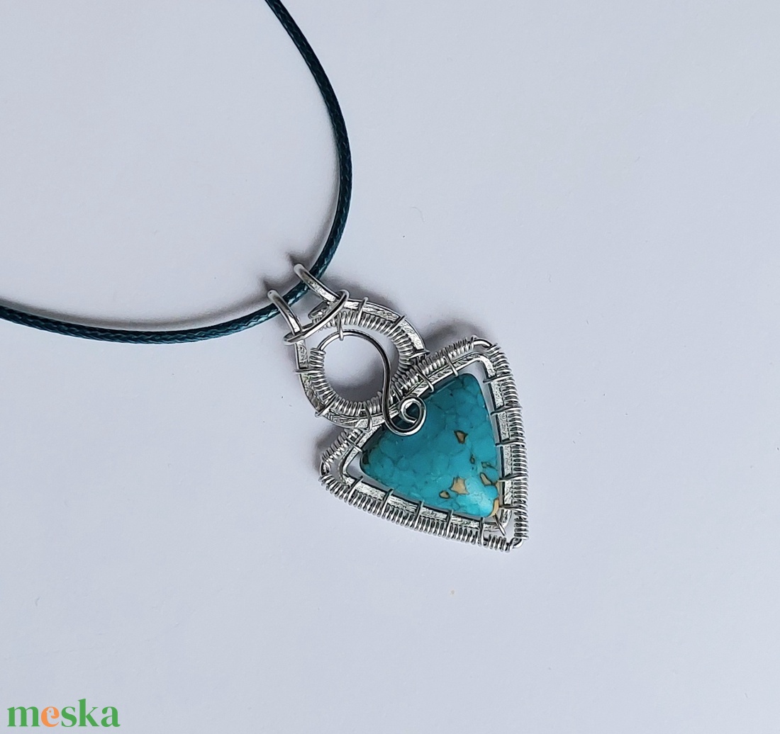 Türkiz kaboson alumínium drótba foglalva - ékszer - nyaklánc - medálos nyaklánc - Meska.hu