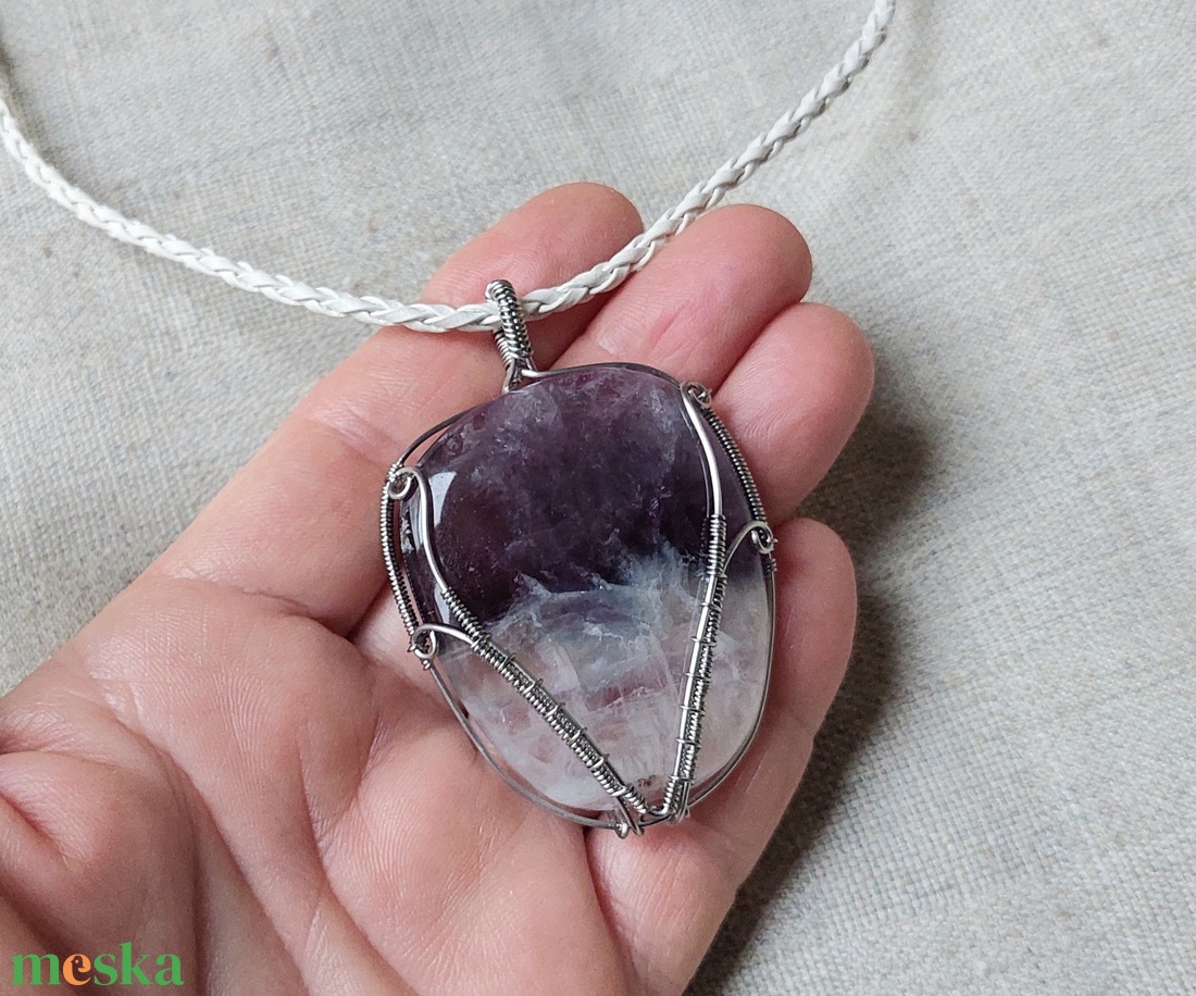 Orvosi acélból készült nyaklánc óriási fluorit ásvánnyal - ékszer - nyaklánc - medálos nyaklánc - Meska.hu