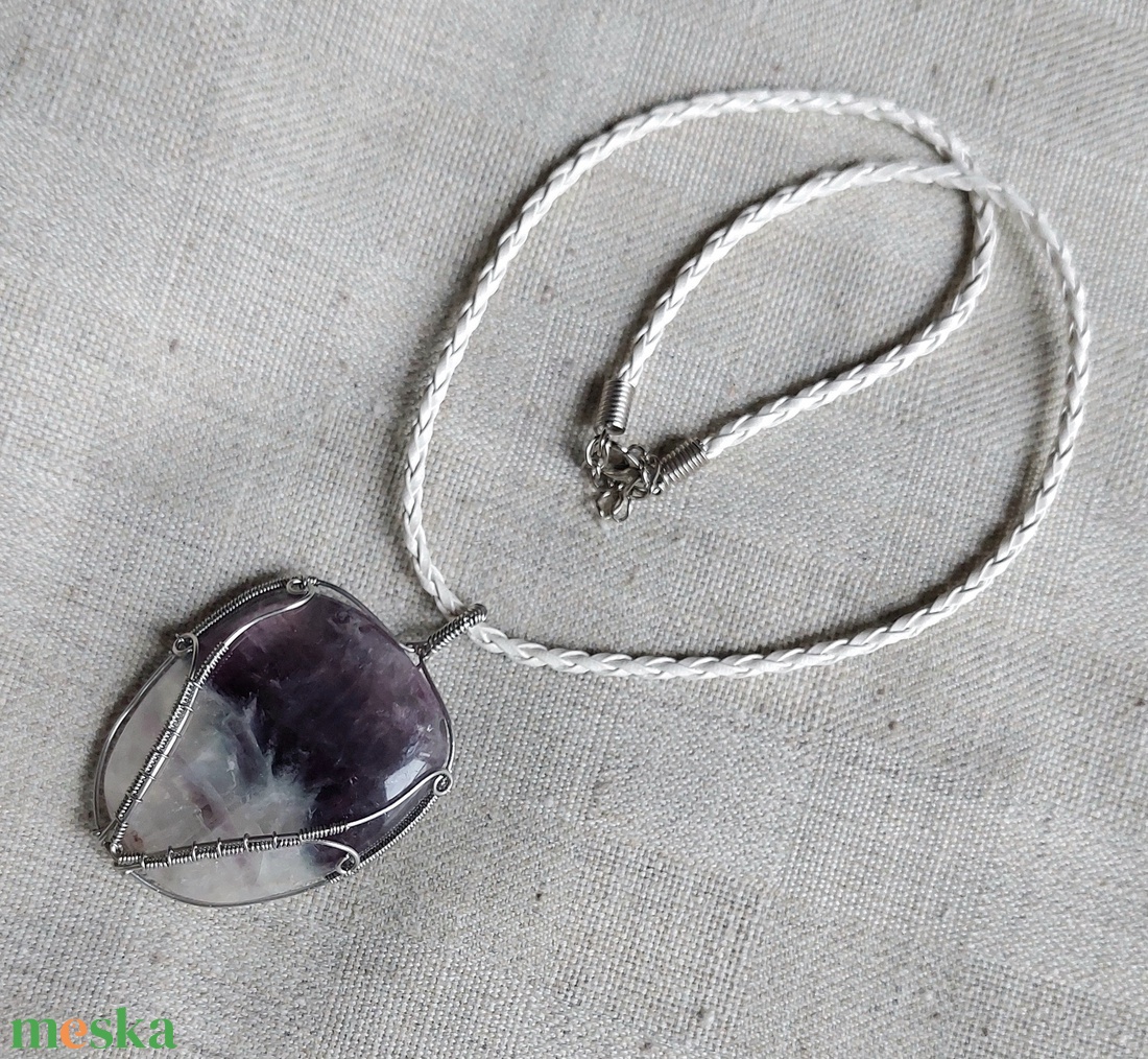 Orvosi acélból készült nyaklánc óriási fluorit ásvánnyal - ékszer - nyaklánc - medálos nyaklánc - Meska.hu