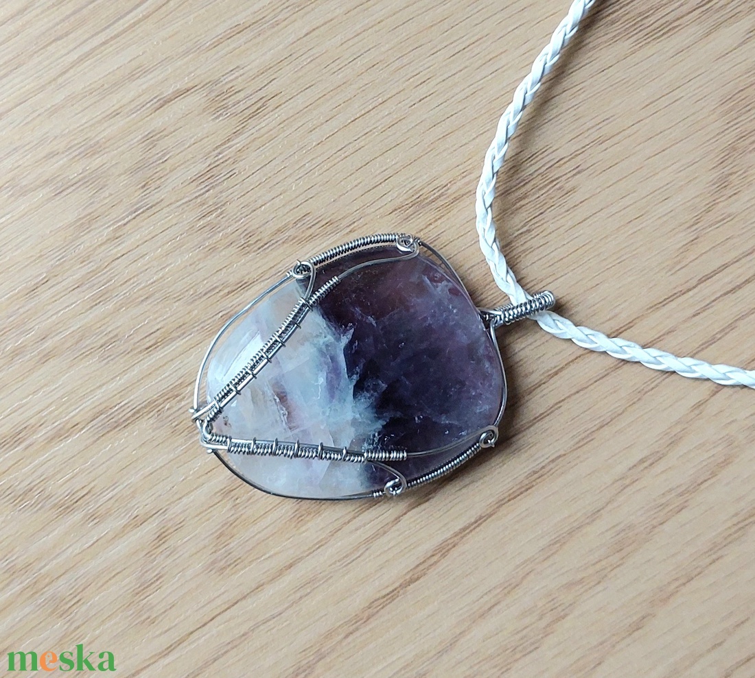 Orvosi acélból készült nyaklánc óriási fluorit ásvánnyal - ékszer - nyaklánc - medálos nyaklánc - Meska.hu