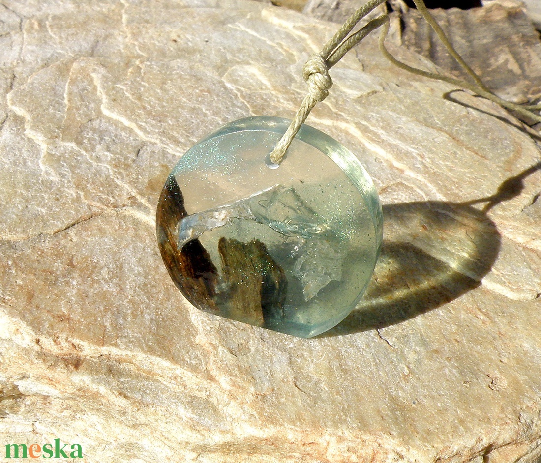 Aurora - műgyanta és fa nyaklánc - ékszer - nyaklánc - medálos nyaklánc - Meska.hu