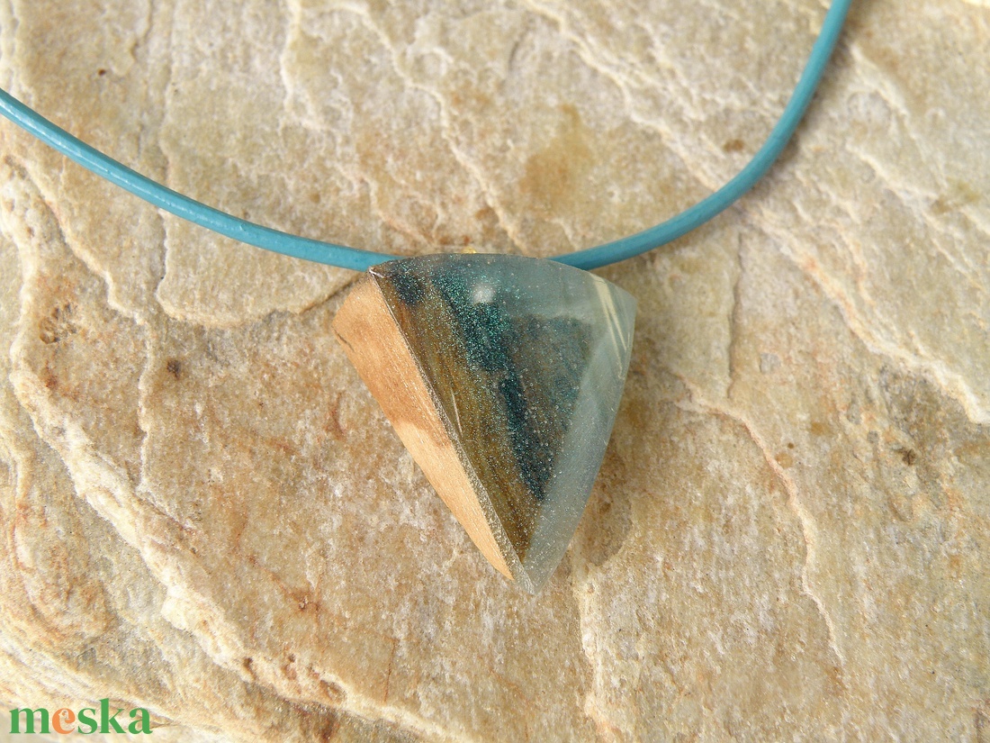 Műgyanta nyaklánc olajfa darabokkal - ékszer - nyaklánc - medálos nyaklánc - Meska.hu