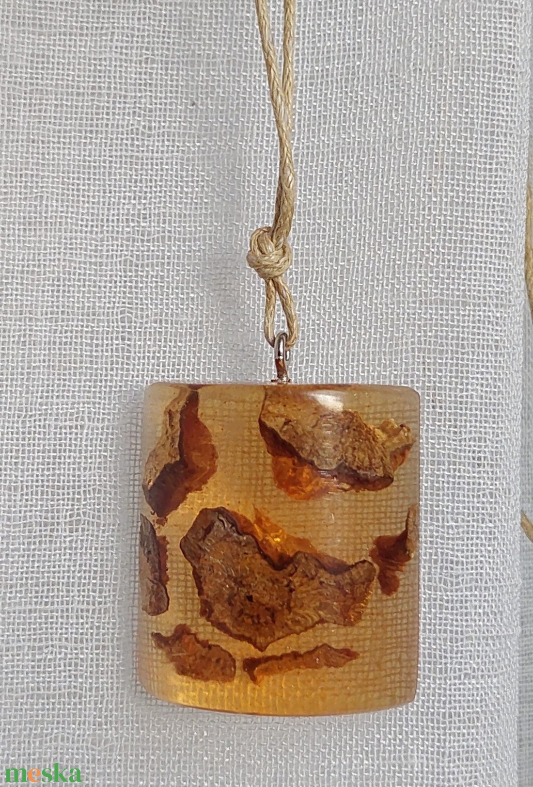 Toboz és műgyanta nyaklánc - ékszer - nyaklánc - medálos nyaklánc - Meska.hu