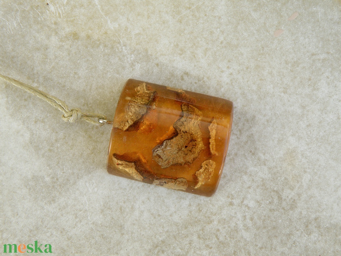 Toboz és műgyanta nyaklánc - ékszer - nyaklánc - medálos nyaklánc - Meska.hu