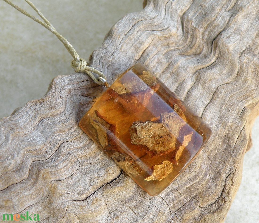 Toboz és műgyanta nyaklánc - ékszer - nyaklánc - medálos nyaklánc - Meska.hu