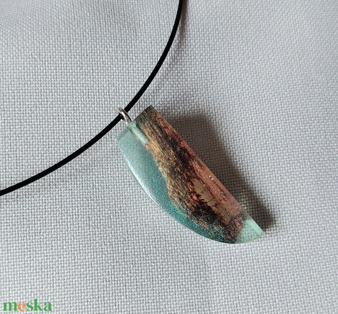 Türkiz színű műgyanta nyaklánc  - ékszer - nyaklánc - medálos nyaklánc - Meska.hu