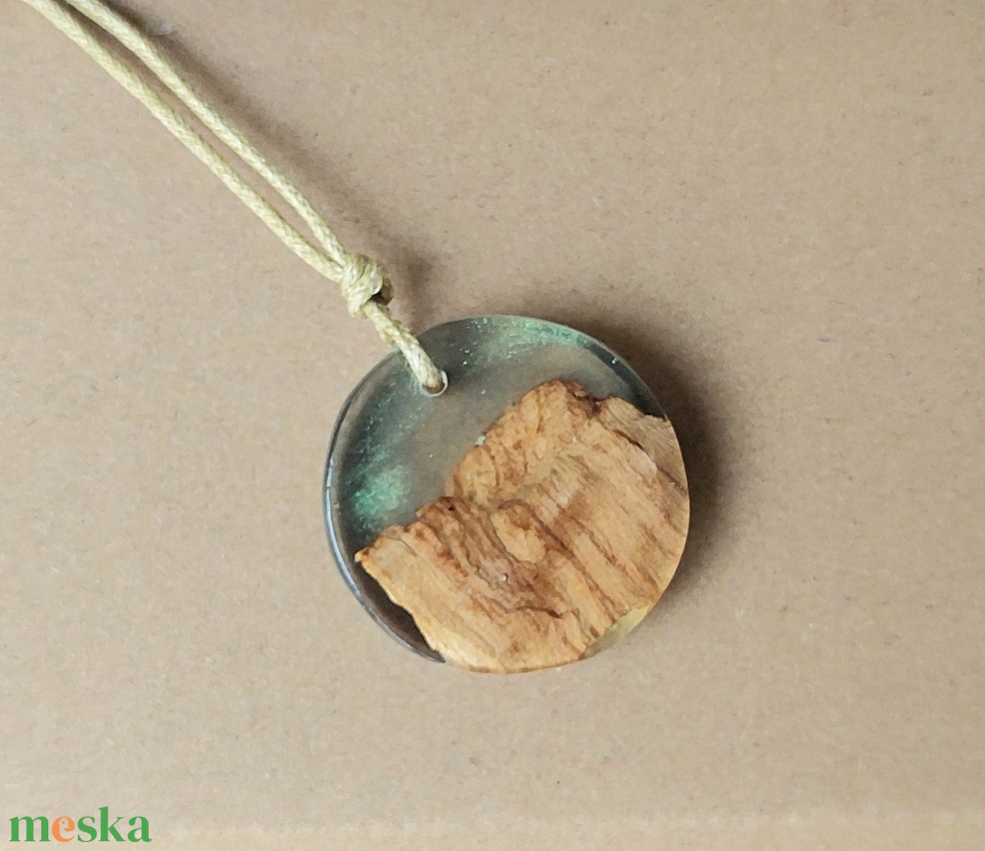 Gyantába zárt hegyoldal nyaklánc - ékszer - nyaklánc - medálos nyaklánc - Meska.hu