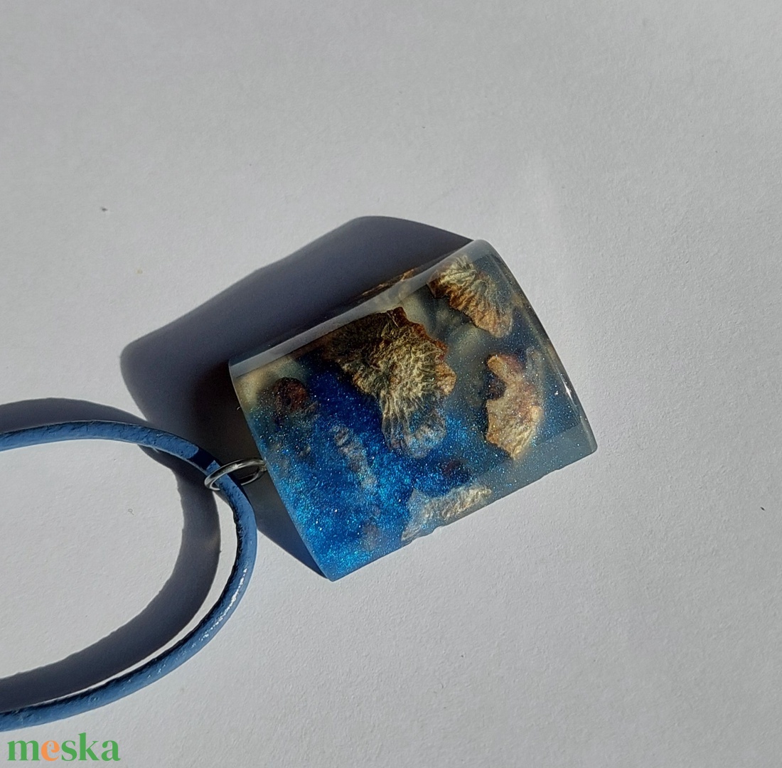 Kék műgyantába foglalt toboz nyaklánc - ékszer - nyaklánc - medálos nyaklánc - Meska.hu