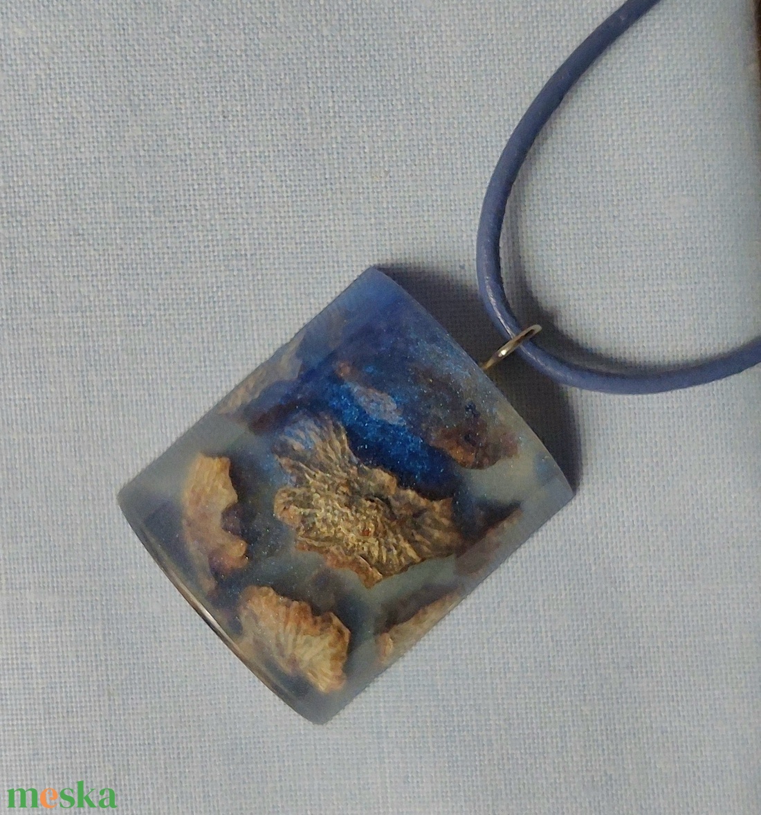 Kék műgyantába foglalt toboz nyaklánc - ékszer - nyaklánc - medálos nyaklánc - Meska.hu