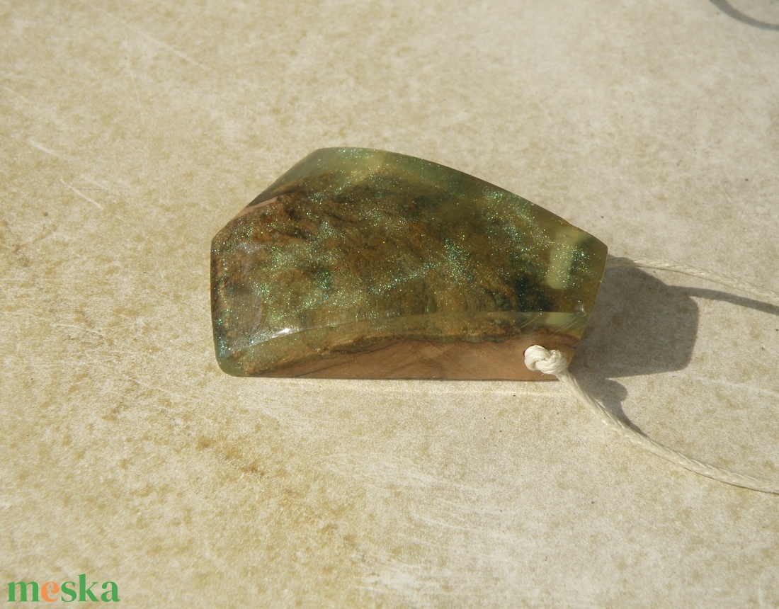 Olajfa és halványzöld műgyanta nyaklánc - ékszer - nyaklánc - medálos nyaklánc - Meska.hu