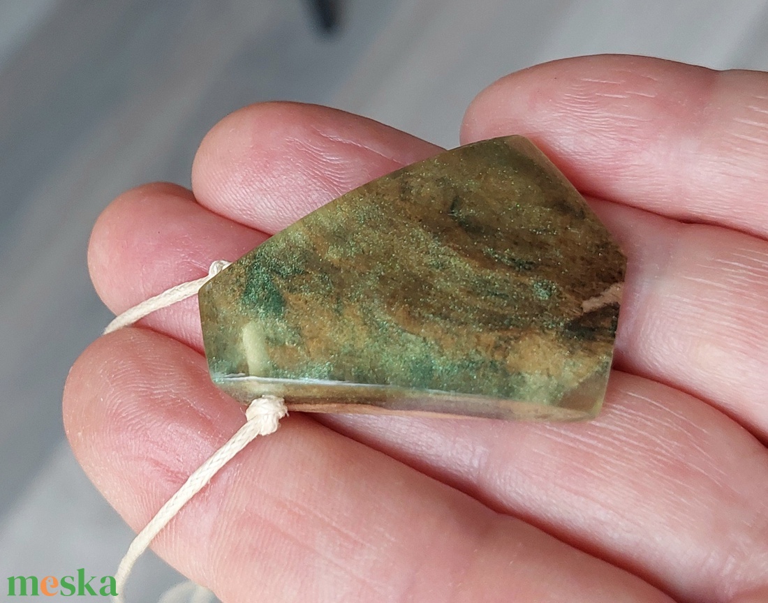 Olajfa és halványzöld műgyanta nyaklánc - ékszer - nyaklánc - medálos nyaklánc - Meska.hu