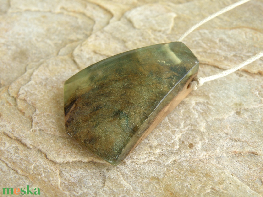 Olajfa és halványzöld műgyanta nyaklánc - ékszer - nyaklánc - medálos nyaklánc - Meska.hu