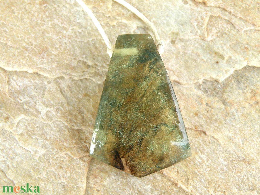 Olajfa és halványzöld műgyanta nyaklánc - ékszer - nyaklánc - medálos nyaklánc - Meska.hu