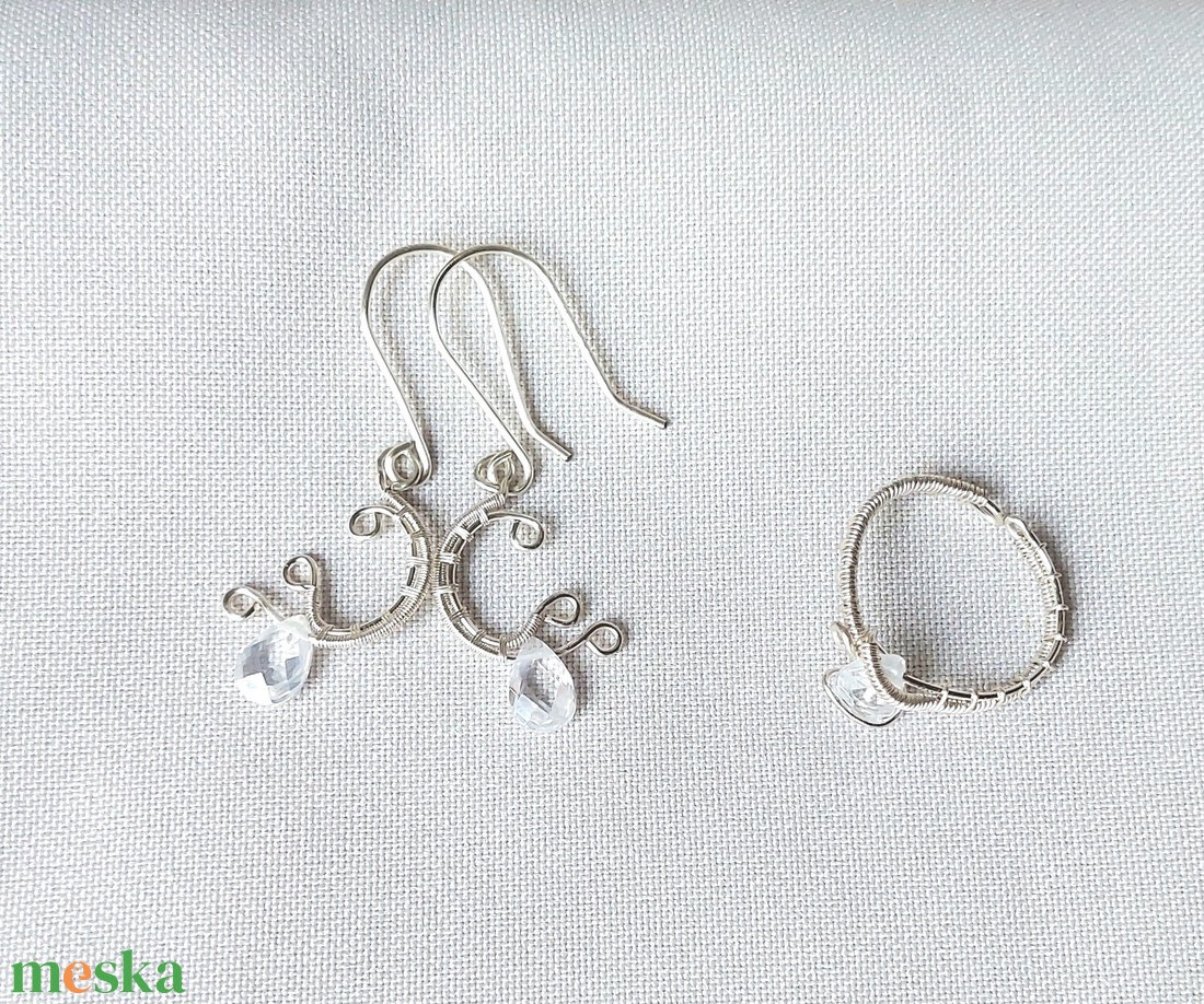 Ezüstözött gyűrű és fülbevaló swarovski kristállyal - ékszer - ékszerszett - Meska.hu