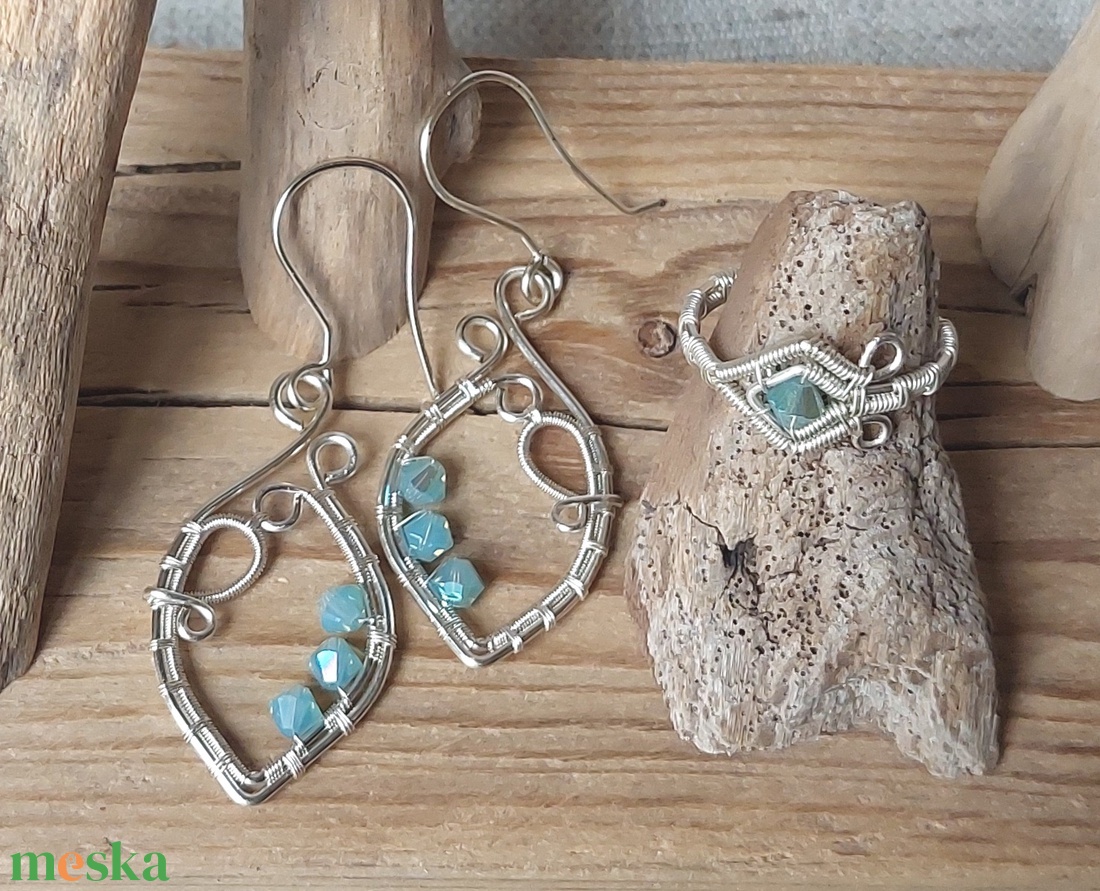 Ezüstözött fülbevaló és gyűrű swarovski kristállyal - ékszer - ékszerszett - Meska.hu
