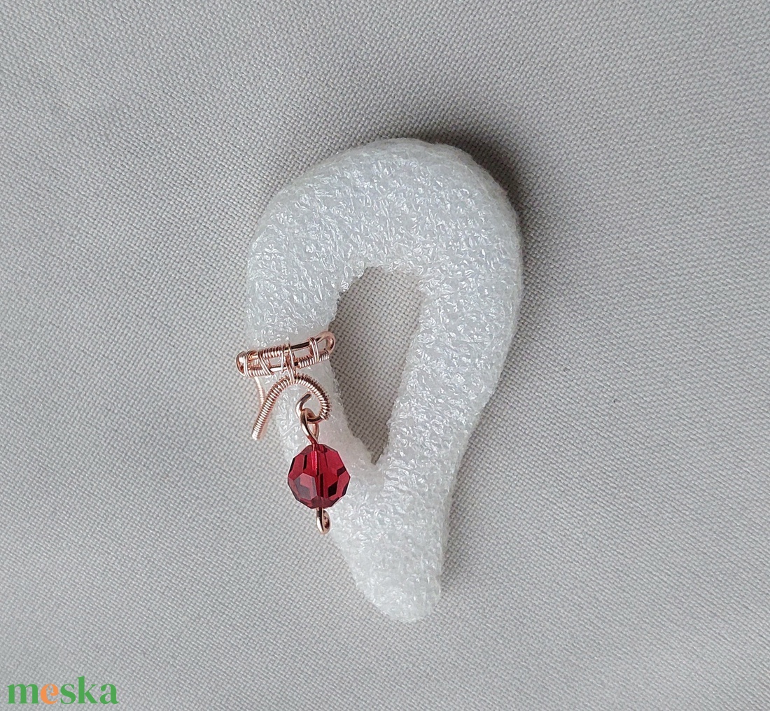 Rose gold drót asszimetrikus fülékszer swarovski kristállyal - ékszer - fülbevaló - fülékszer - Meska.hu
