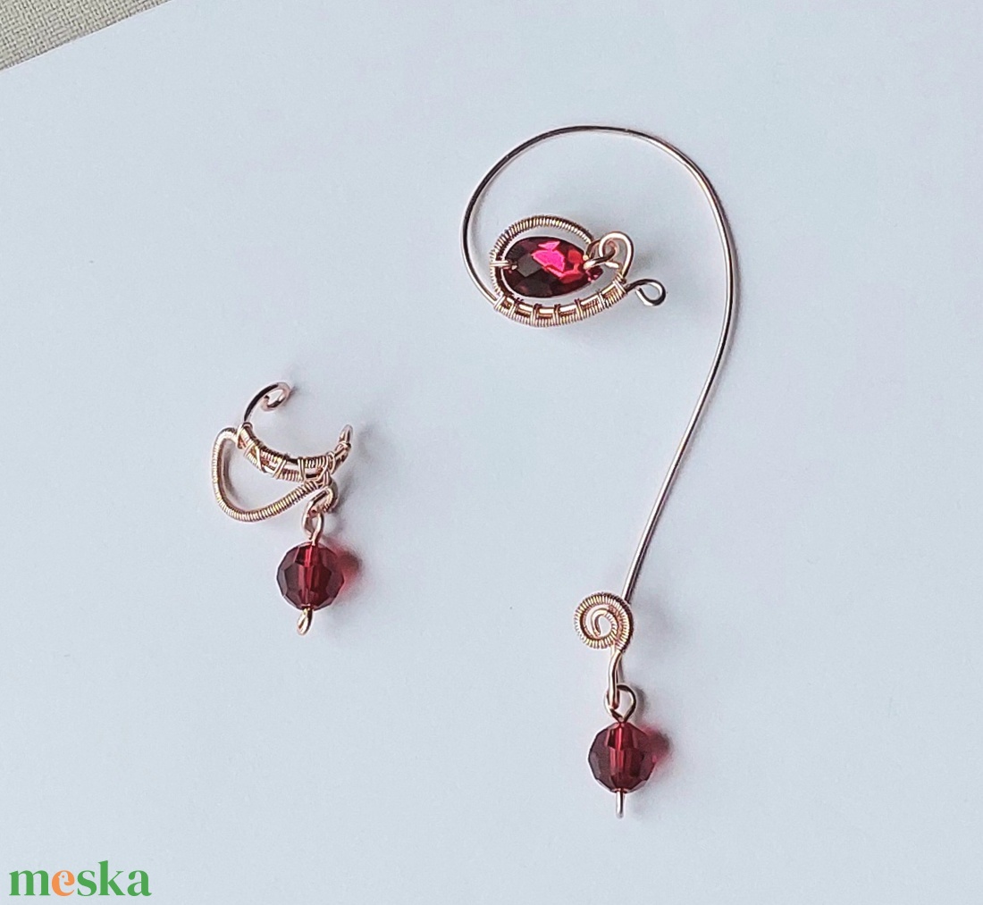 Rose gold drót asszimetrikus fülékszer swarovski kristállyal - ékszer - fülbevaló - fülékszer - Meska.hu