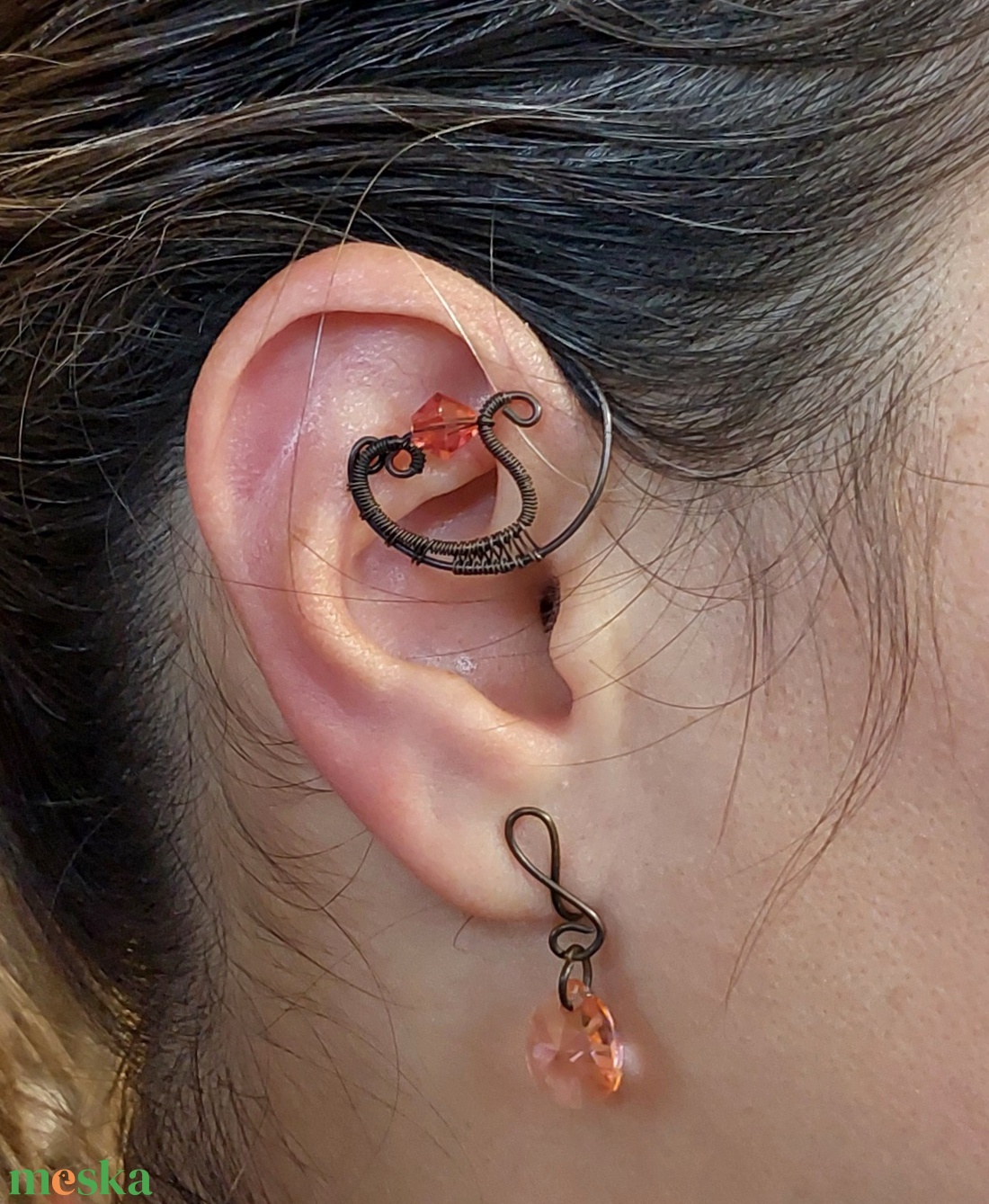 Rose gold drót asszimetrikus fülékszer swarovski kristállyal - ékszer - fülbevaló - fülékszer - Meska.hu