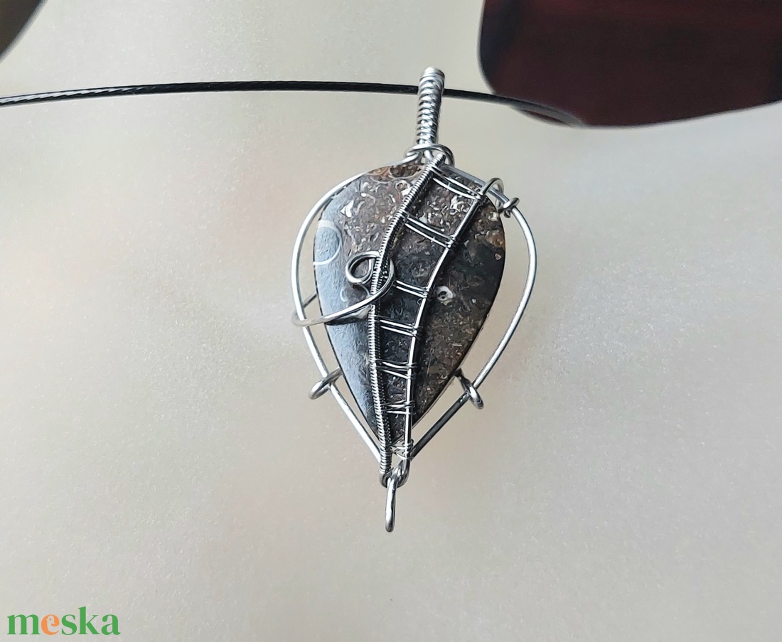 Acél drót nyaklánc turritella kővel - ékszer - nyaklánc - medálos nyaklánc - Meska.hu