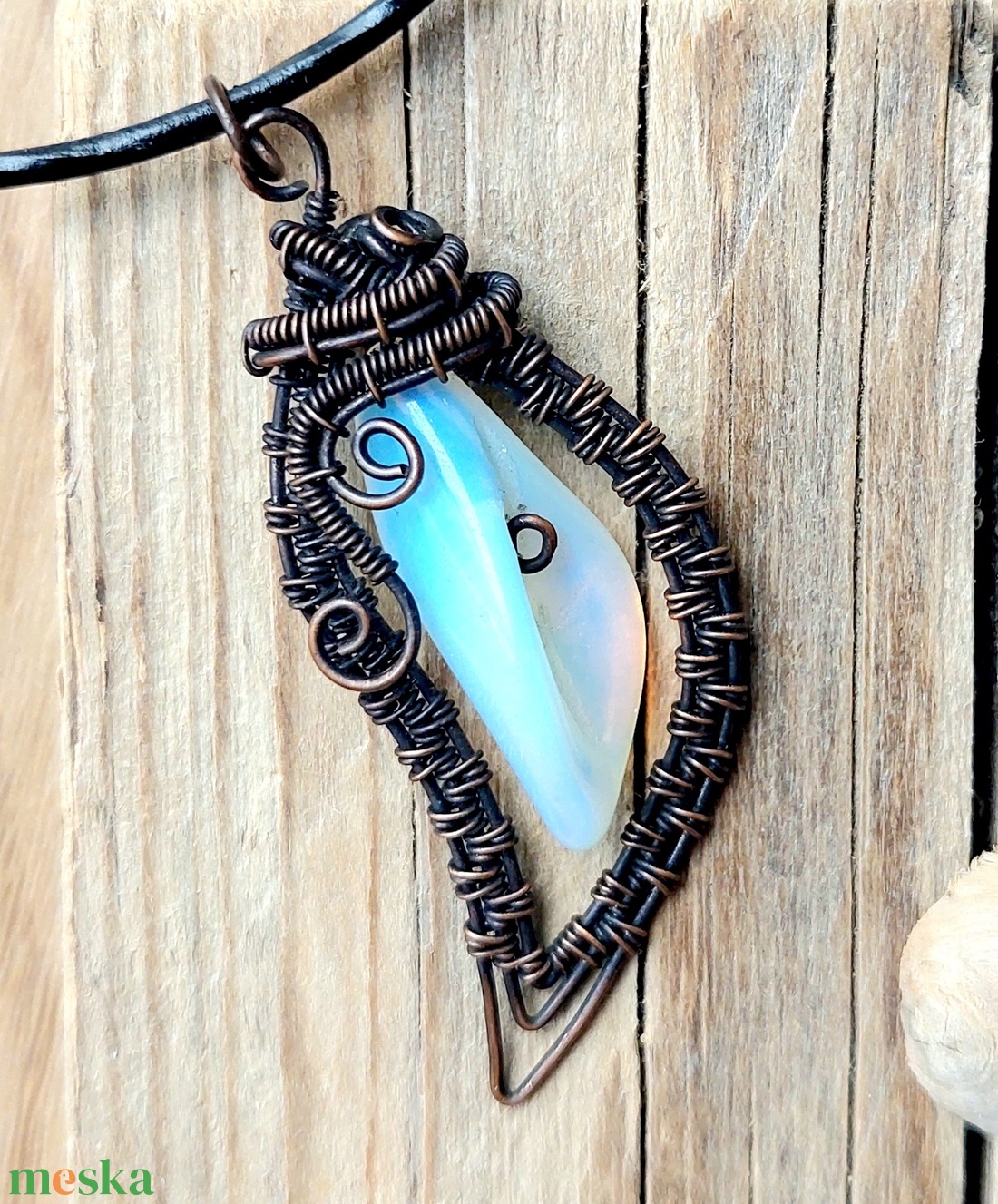 Kála - vörösréz drót nyaklánc kála alakú opalit kővel - ékszer - nyaklánc - medálos nyaklánc - Meska.hu