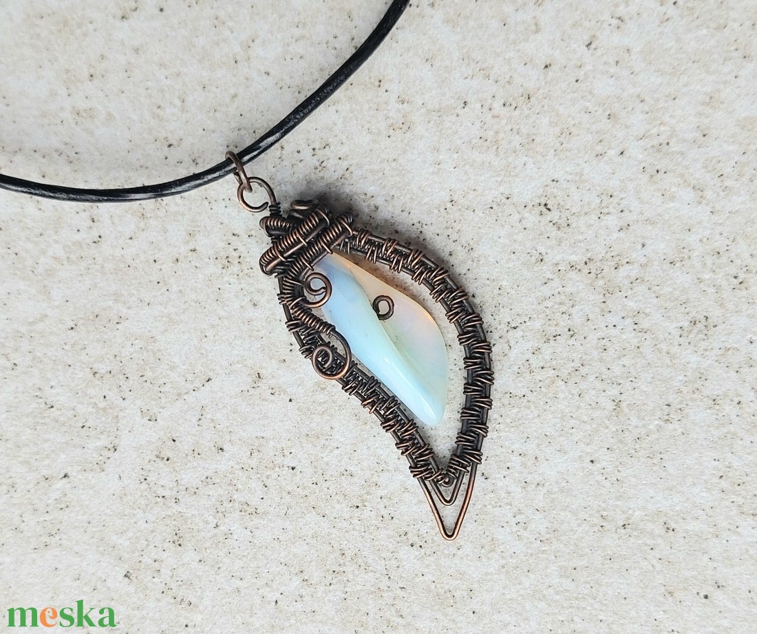 Kála - vörösréz drót nyaklánc kála alakú opalit kővel - ékszer - nyaklánc - medálos nyaklánc - Meska.hu