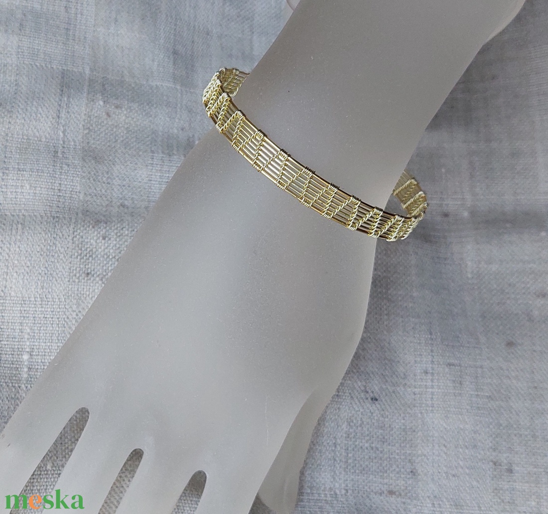 Arany színű merev karkötő - ékszer - karkötő - karperec - Meska.hu