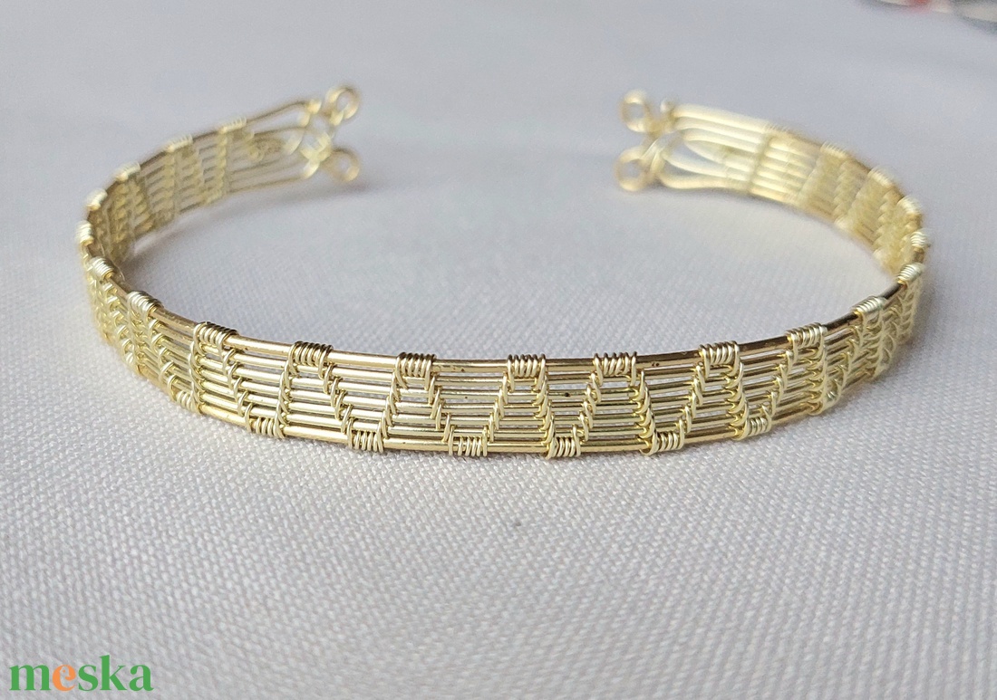 Arany színű merev karkötő - ékszer - karkötő - karperec - Meska.hu