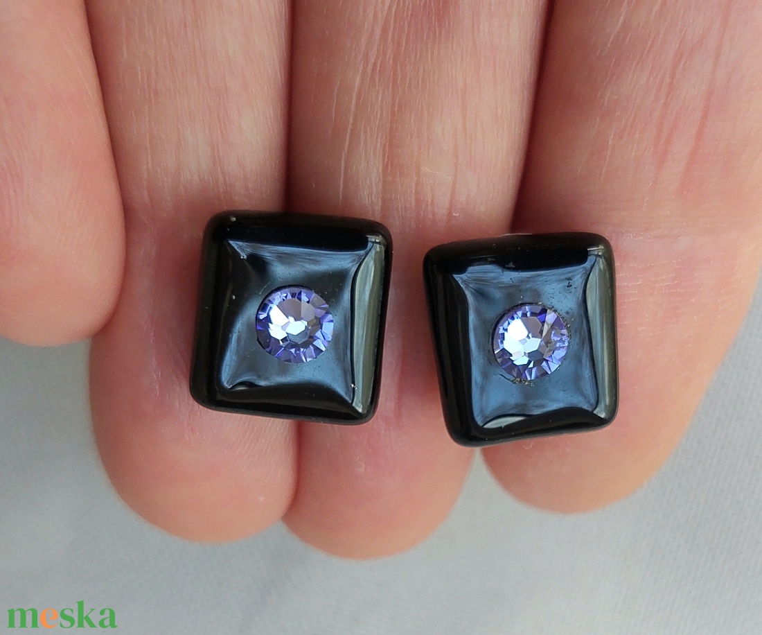 Fekete üveg fülbevaló lila swarovski kristállyal - ékszer - fülbevaló - pötty fülbevaló - Meska.hu